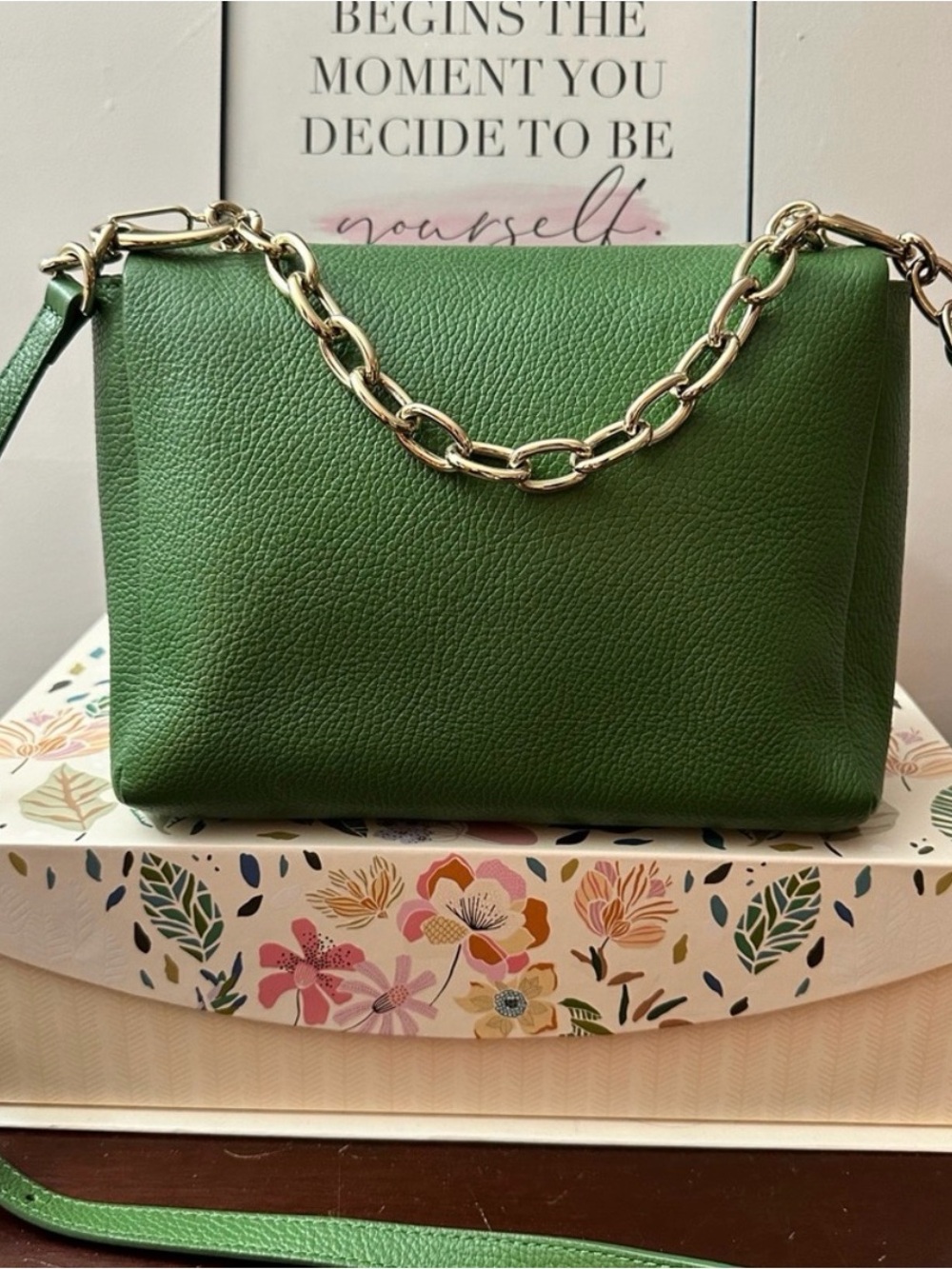 Authentic Versace Green Leather Shoulder Bag with Iconic Gold Medusa Emblem - Picture 2 of 10